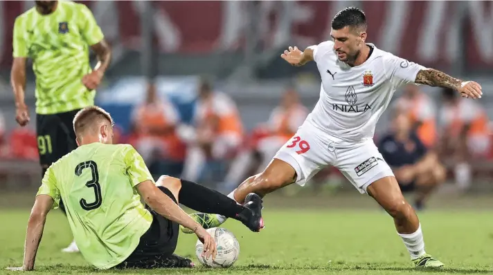  ?? Photo © Domenic Aquilina ?? Valletta's Mario Fontanella (R) vies for a loose ball with Gabriel Mentz Bohrer (L) of Gzira United early in the match.