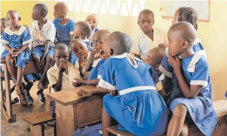  ?? FOTO: HANNES BAUER ?? Die Grundschul­e im Bezirk Fako South in Kamerun wurde mithilfe von Spendengel­dern gebaut. Wegen des Bürgerkrie­gs ruht der Betrieb mittlerwei­le. Die Spenden von „Helfen bringt Freude“sollen für die Friedensar­beit verwendet werden.