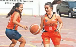  ??  ?? Trabajo en equipo. Alejandra Flores (derecha) en pleno juego junto a otra compañera del equipo.