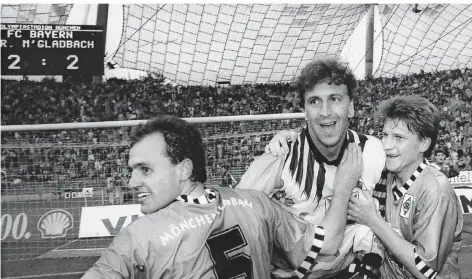  ?? FOTO: DIETER WIECHMANN ?? Martin Schneider, Dirk Heyne und Peter Nielsen (von links) bejubeln das 2:2 beim FC Bayern München am 3. Oktober 1992.