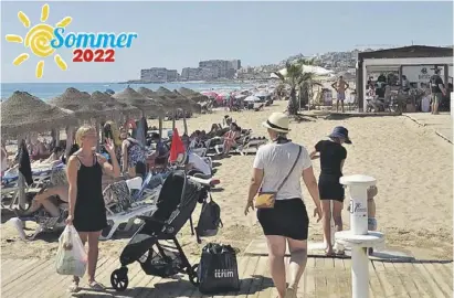  ?? Foto: Stefan Wieczorek ?? Touristen genießen den Strand von La Mata mit Blick auf Torrevieja Stadt.