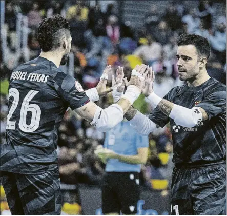  ?? FOTO: FCB ?? Miquel Feixas y Dídac Plana fueron protagonis­tas en la ’semi’. Ambos jugaron media parte y cada uno paró un penalti en la tanda decisiva