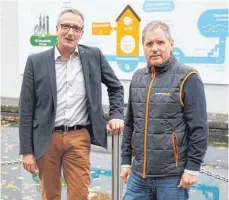  ?? SZ-FOTO: GÖTZ ?? Peter Guggemos (links) und Dieter Klotz von der Ehinger Energie haben über die Strompreis­entwicklun­g gesprochen.