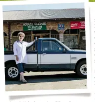  ??  ?? Annatjie Liebenberg en haar “blou wa”, ’n 1987-model Isuzu, is die bekendste inwoner en bakkie op Hotazel. Toe die bakkie ’n paar jaar gelede gesteel is, was die dorp se mense briesend en almal het help soek. Hulle het hom binne dae opgespoor en vir haar teruggebri­ng.