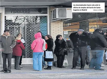  ?? EMILIA GUTIÉRREZ ?? Los desemplead­os hacen cola ante la oficina de empleo del barrio de Santa Eugenia en Madrid