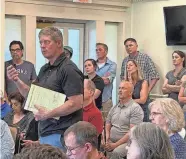  ?? DEAN NARCISO/COLUMBUS DISPATCH ?? Steve Hadden, who farms land surrounded by homes on Columbus’ Far North Side, speaks at a meeting Wednesday to defend his use of biosolids to fertilize.