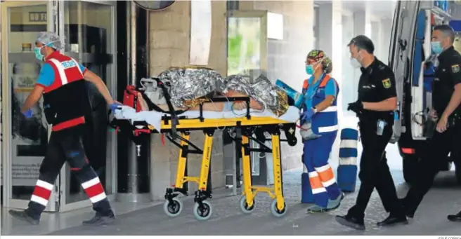  ?? JOSUÉ CORREA ?? Entrada a la unidad de Urgencias del Juan Ramón Jiménez en la mañana de ayer.