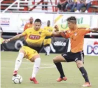  ??  ?? César González, del Moca FC, tiene el balón ante la defensa de Richard Dabas, de Cibao FC.