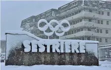  ??  ?? Coperta La scritta della località olimpica «avvolta» dalla neve