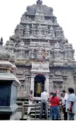  ??  ?? Worshipper­s at the Munneswara­m Kovil