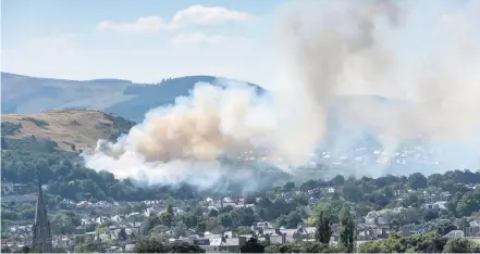  ??  ?? ARTHUR’S HEAT Smoke billows over Edinburgh after blaze took hold on Blackford Hill. Firefighte­rs remained on the scene hours later