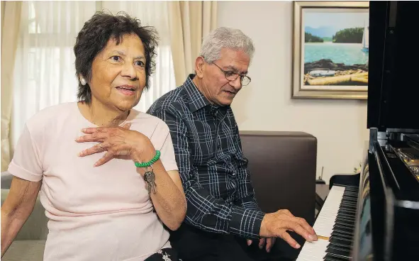  ?? GERRY KAHRMANN/PNG ?? With husband Ken Verhoven at the piano, Gladys Verhoven sings the couples’ wedding song. They have been married 57 years and are among five couples renewing their wedding vows at the Fleetwood Villa Retirement Residence.