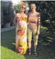  ?? FOTO: PRIVAT ?? Wiedersehe­n nach 22 Jahren: Heidi Sörgel (rechts) mit ihrer Austauschp­artnerin Sara im selben Garten wie in den 1990er-Jahren.