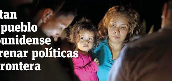  ?? |GETTY ?? Una niña hondureña de 2 años y su madre al momento de ser detenidas cerca de la frontera México- Estados Unidos el 12 de junio pasado en McAllen, Texas.