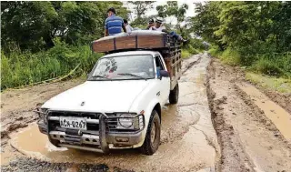  ?? RAMÓN ZAMBRANO ?? ►SAN JUAN DE LAS CUCARACHAS, Guayas. En este recinto de Balzar los huecos suponen un suplicio para los productore­s agrícolas. Esta vía conduce a Santa Ana, Manabí.