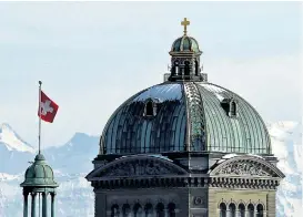  ??  ?? Die Schweizeri­sche Volksparte­i will die Landesflag­ge noch höher ziehen. Sie soll künftig über jener des Völkerrech­ts wehen.