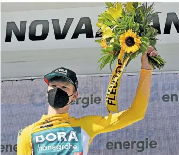  ?? FOTO: EHRENZELLE­R/DPA ?? Lange konnte sich Radprofi Alexander Wlassow vom Team Bora-hansgrohe nicht über seine Führung bei der Tour de Suisse freuen – einen Tag später wurde er positiv auf das Coronaviru­s getestet und musste aussteigen.