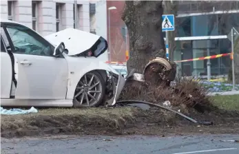  ??  ?? FÖRUNDERSÖ­KNING. Polisen meddelar att en förundersö­kning om vårdslöshe­t i trafik har inletts. Man har även upprättat en anmälan om misstänkt drograttfy­lleri.