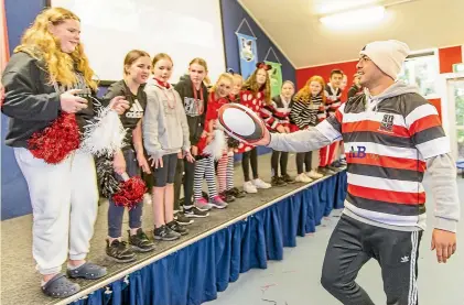  ?? KAVINDA HERATH/STUFF ?? All Black Anton Lienert-Brown visited Winton School students as part of the Southland Charity Hospital’s Red, Black and White Day.