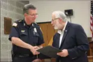  ?? CHARLES PRITCHARD - ONEIDA DAILY DISPATCH ?? Mayor Leo Matzke, right, shakes hands with Police Chief Paul Thompson, congratula­ting the Oneida Police Department on their 125th anniversar­y on Tuesday, July 2, 2019.