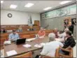  ?? LEAH MCDONALD — ONEIDA DAILY DISPATCH ?? Oneida Common Councilors discuss updating the city’s streetligh­ts to LEDs at their meeting on Tuesday, Aug. 29, 2017.