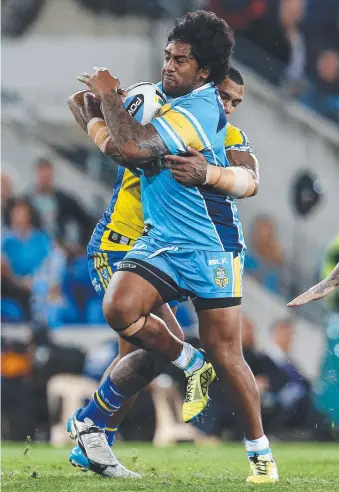  ?? Picture: JERAD WILLIAMS ?? Eddy Pettybourn­e tears into the Parramatta defence at Robina in 2015.