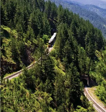  ?? Foto: fotolia/CCat82 ?? Nach zwanzig Tunneln, fünf Brücken, unzähligen Kürvlein und Kurven über den Pass