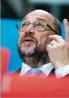  ?? Foto: Bernd von Jutrczenka, dpa ?? SPD Chef Martin Schulz will verhindern, dass Menschen, die lange gearbeitet haben, später nur eine Rente auf Sozialhilf­e Niveau erhalten