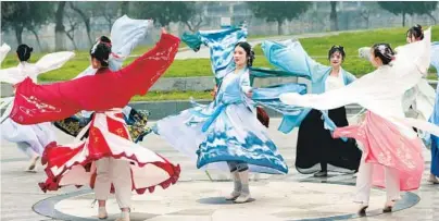  ?? — IC ?? College students in central China’s Hubei Province create a traditiona­l Chinese song-and-dance show.