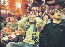  ??  ?? Hinchas italianos sufren viendo el partido por TV. (AFP).