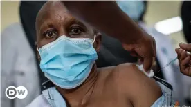  ??  ?? Impfung in einem Krankenhau­s in Nairobi, Kenia