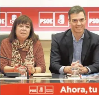  ?? ÓSCAR DEL POZO ?? Cristina Narbona, con Pedro Sánchez, ayer, en la Ejecutiva