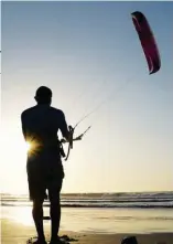  ??  ?? A modo de epílogo, dos postales de la travesía: desierto de Baja California, México; kitesurf en Colombia.