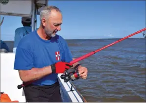  ??  ?? Michel règle son frein avant chaque séance de pêche, même après une bagarre qui a apporté une modificati­on sur ce réglage. Un geste prudent et hautement efficace. En effet, modifier un réglage se joue en quelques petits clics ! Il ne s’agit pas de...