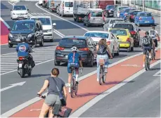  ?? FOTO: ARNE DEDERT/DPA ?? Autofahrer und Radler im Berufsverk­ehr: Zwei Drittel der Erwerbstät­igen fahren nach eigenen Angaben mit dem Pkw zur Arbeit.