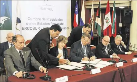  ??  ?? CONVENIO. El canciller Rodolfo Nin Novoa suscribió ayer en nombre del Mercosur un acuerdo con la Unión Económica Euroasiáti­ca.