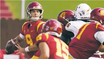  ?? KIRBY LEE/USA TODAY SPORTS ?? USC quarterbac­k Kedon Slovis has completed 71.4 percent of his passes this season.