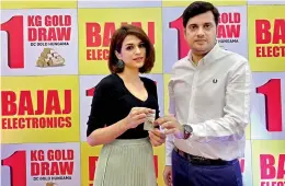  ??  ?? Actress Shraddha Das picks the lucky winner of the DC Gold Hungama bumper draw along with Karan Bajaj, director, Bajaj Electronic­s. The draw was held on Monday at Bajaj Electronic­s, Forum Sujana Mall, Kukatpally, Hyderabad. The 1Kg gold prize was won...