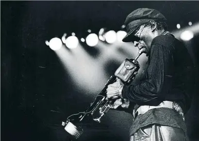  ?? ISABEL RAMONEDA ?? Miles Davis durant el memorable concert al Palau Municipal d’Esports el 1984