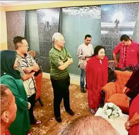  ??  ?? Pleased to meet you: Najib and Rosmah after arriving at the hotel from Langkawi Airport in this picture obtained from a Facebook posting by Nor Saidi Nanyan.