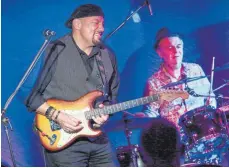  ?? FOTO: PETER SCHLIPF ?? Phil Gates und Band haben im TSV-Ballroom mit Fusion-Blues eingeheizt.