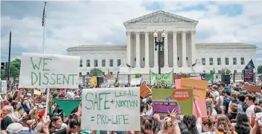  ?? ?? La gente protesta en respuesta al fallo de la Corte Suprema de los Estados Unidos. Otros tomaron con mucha satisfacci­ón la decisión.