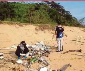  ?? PIC
FILE ?? A group of volunteers collecting rubbish at a beach in Kerteh.