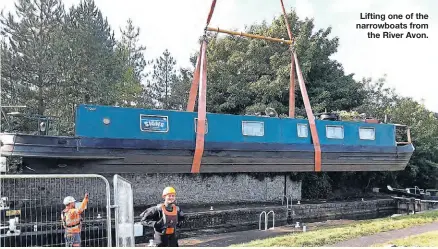  ??  ?? Lifting one of the narrowboat­s from
the River Avon.