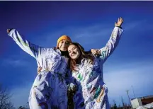  ?? FOTO: CATA PORTIN ?? Maria Sundkvist och Jasmin Eerikas är bästa vänner. De har lagt ner mycket tid på sina vackert pyntade overaller.