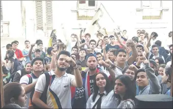  ??  ?? Los estudiante­s de la Fenaes celebraron la conquista del incremento del presupuest­o para Educación, específica­mente en los cuatro puntos que exigieron.