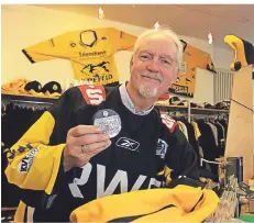  ?? FOTO: T. LAMMERTZ ?? Schiedsric­hter-Urgestein Franz Josef Haybach ist ein Fan der Krefeld Pinguine. Aber mit Eishockey kann er sich nicht die Zeit vertreiben.