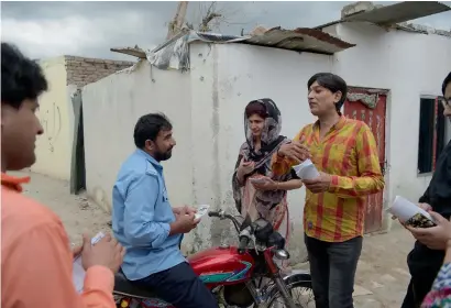  ?? AFP ?? transgende­r independen­t candidate Nadeem Kashish distribute­s pamphlets on the campaign trail in her constituen­cy in Islamabad. “Give me a chance,” Nadeem Kashish pleads with voters in Islamabad. —