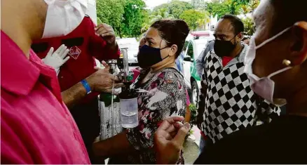  ?? Sandro Pereira/Fotoarena/Ag. O Globo ?? Parentes trazem cilindro de oxigênio para paciente em internado em hospital em Manaus