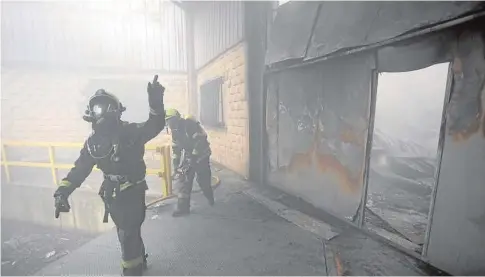  ?? CARLOS CASTRO/EP ?? Un bombero, durante la extinción de un incendio en el Polígono Industrial Ceao este domingo